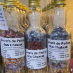 garrafa de chakra com pedras preciosas